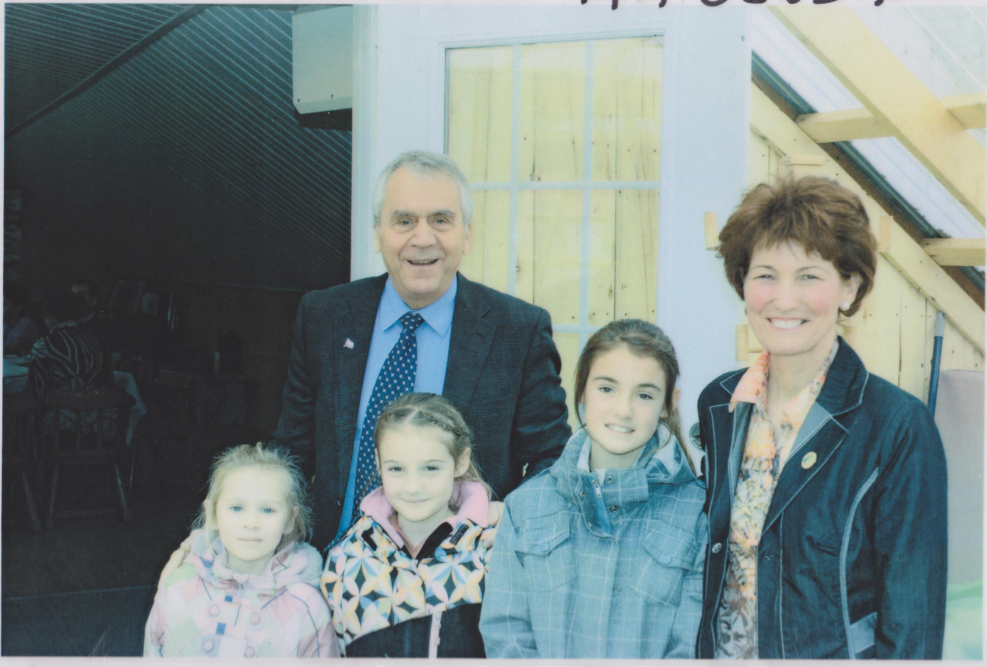 Lise Bradette, ses petites-filles et le ministre de l'agriculture M. Gendron